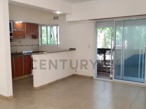 Venta PH 2 Ambientes 2 piso por escalera con patio y balcón