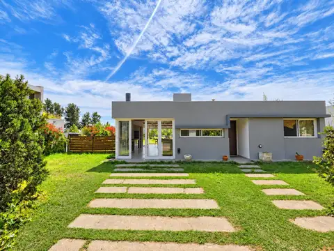 Casa de 2 dormis + comodin en puerto roldan