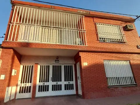 Venta casa 3 dormitorios c/cochera - Apta Credito
