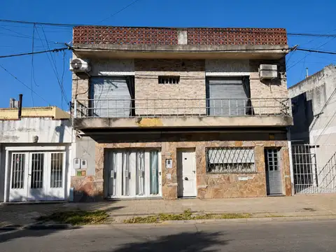 CASA EN PLANTA ALTA DE 2 DORMITORIOS CON TERRAZA · ARROYITO