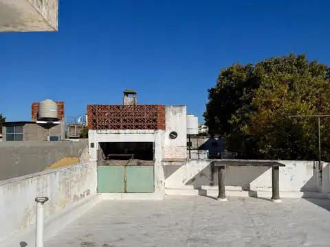 CASA EN PLANTA ALTA DE 2 DORMITORIOS CON TERRAZA · ARROYITO