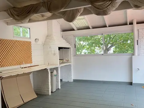 Ph 4 ambientes, 3 dormitorios (suite) quincho con parrilla, terraza. Exc. ubicación.