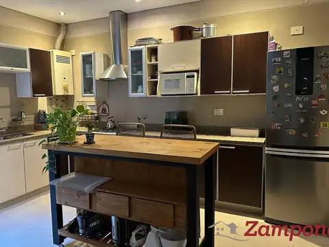 Venta Casa 2 plantas. 3 dormitorios (2 en suite) Quincho y terraza. Munro Este. Vte. López