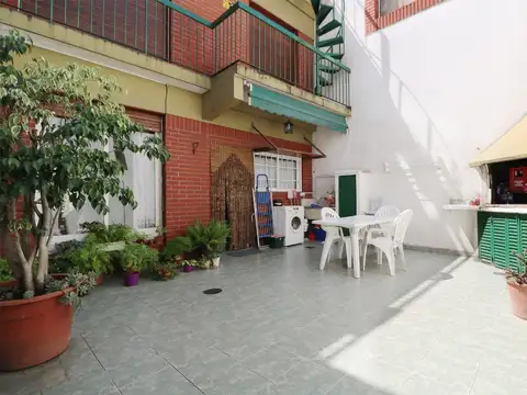CASA 4 AMB MUY LUMINOSA C/TERRAZA, PATIO Y COCHERA