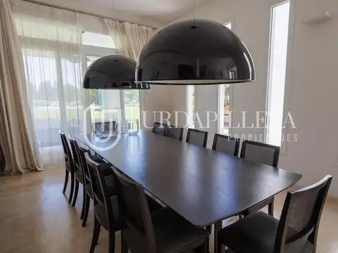 Casa en Venta con 8 cocheras