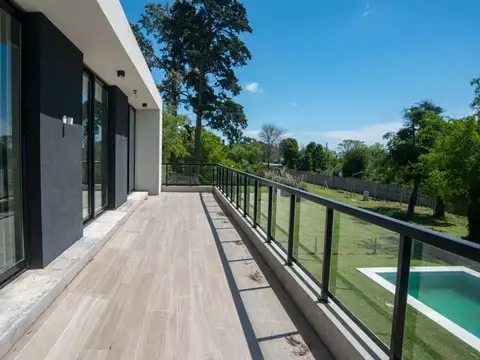 Casa en Alquiler con 2 cocheras