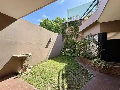 Casa 6 ambientes con 2 baños