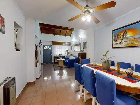 Casa 4 ambientes con 2 baños