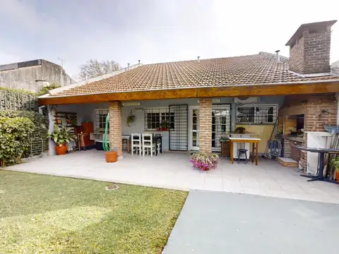 Casa en Venta de 4 Ambientes en Olivos con Garage, Jardín y Parrilla