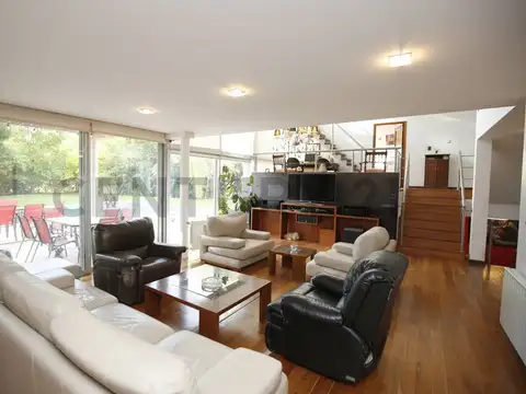 Casa 10 ambientes con 3 baños