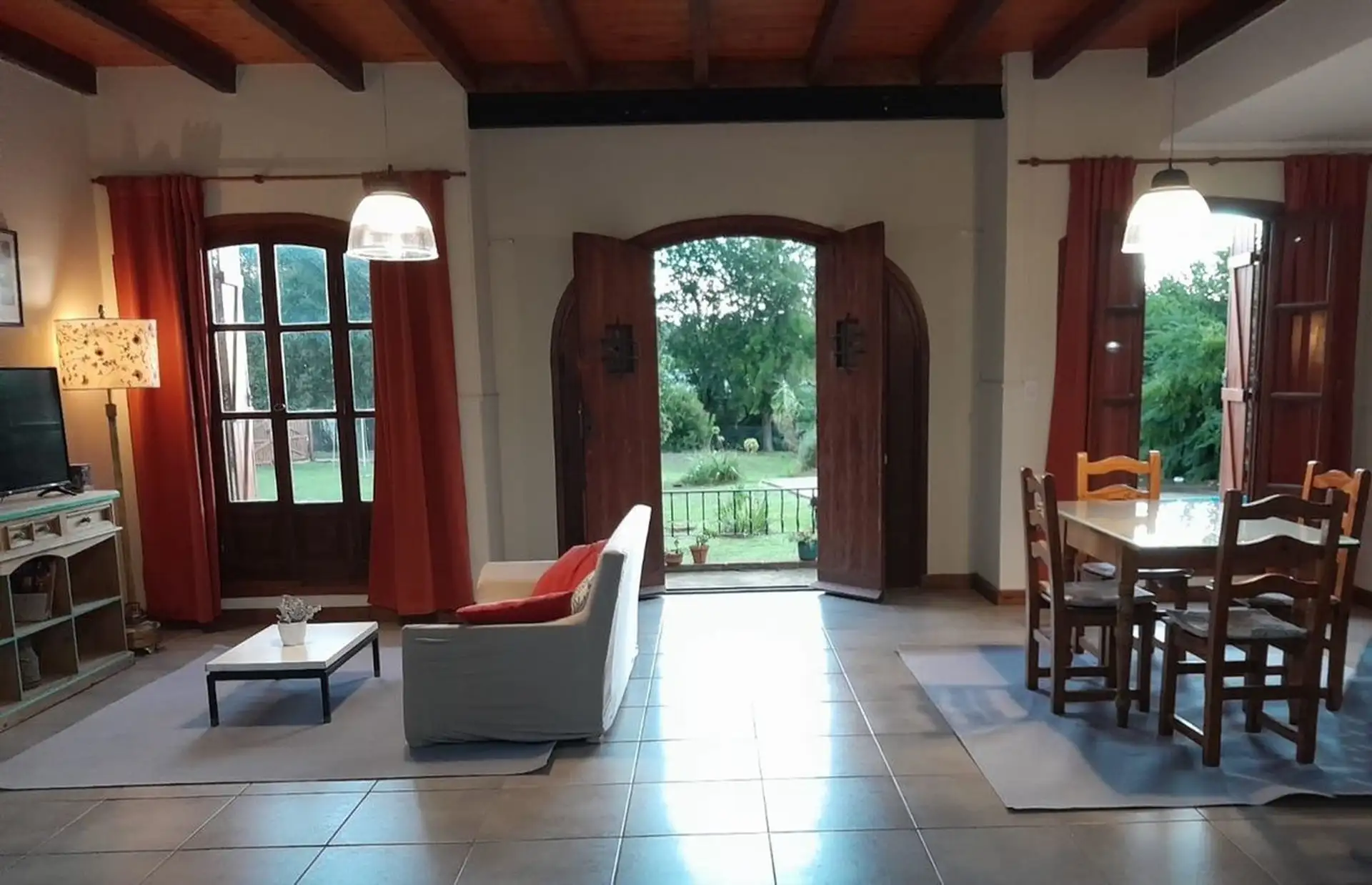 Casa en venta con depto y pileta, apto crédito