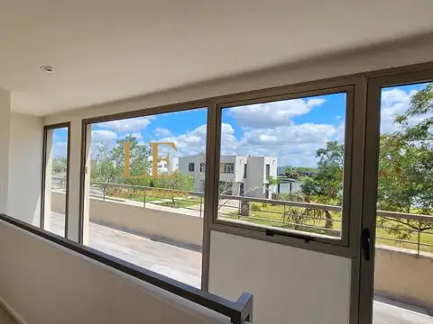 Casa 5 ambientes con 4 baños