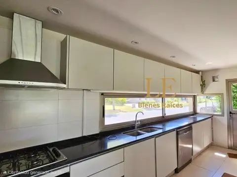 Casa 5 ambientes con 4 baños