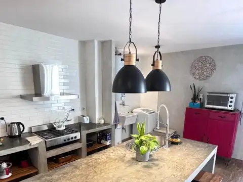 Amplio PH de 4 Ambientes en Planta Alta — Refaccionado - Entrada Independiente,  Patio y Terraza - Sin Expensas