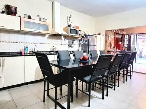 Casa 4 ambientes con 2 baños