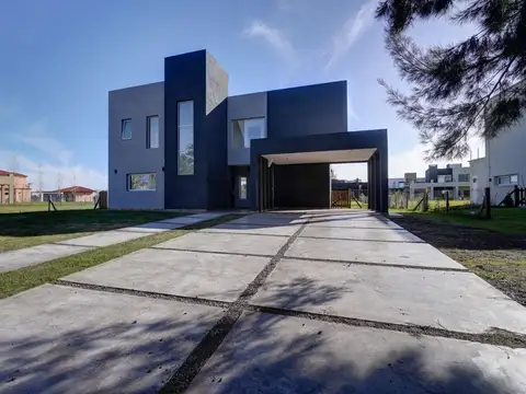 Casa en venta c/ cochera en Altos de San Vicente