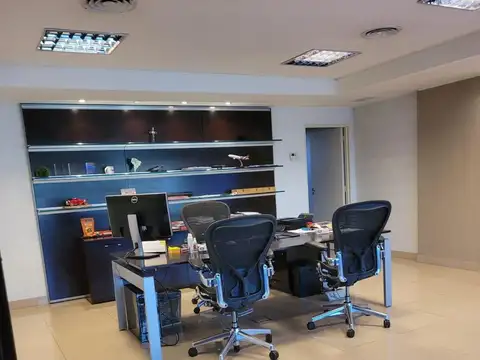 Oficina corporativa premium de 200 m² con balcón terraza y 2 cocheras - Microcentro - Carlos Pellegr