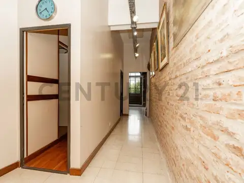 VENTA DEPARTAMENTO  COLEGIALES 83m2 FRENTE CON BALCÓN APTO PROFESIONAL