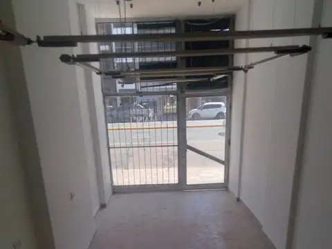 Local a la calle en 2 plantas de 55 m2 totales con baño y kitchenette