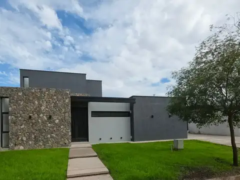 Se vende casa a estrenar en el B °ALBA de TANQAY