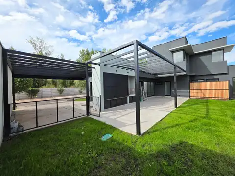 Se vende casa a estrenar en el B °ALBA de TANQAY