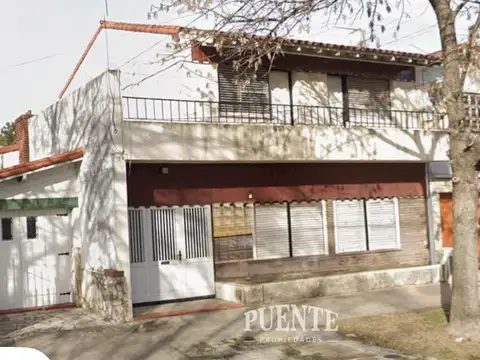 Casa en venta con 3 dormitorios, garaje, jardín y piscina en  Banfield Oeste.