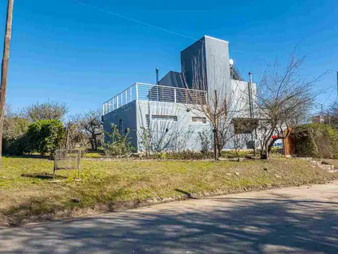 VENTA CASA 3 DORMITORIOS VILLA LOS AROMOS - PILETA