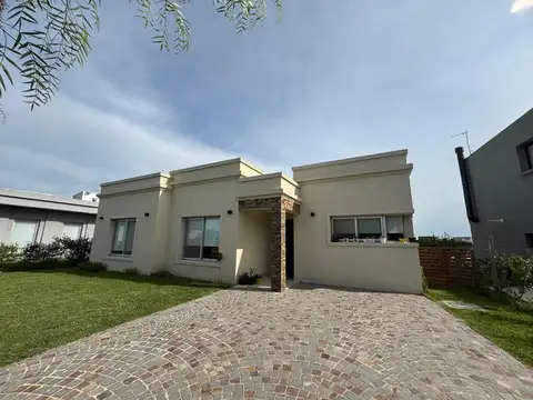 Casa 6 ambientes con 2 baños