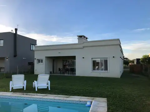 Casa en Venta con 4 cocheras