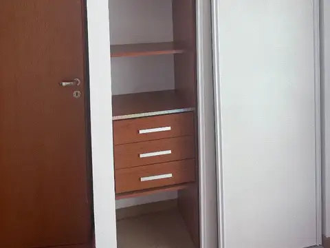 3 amb Frte, 2 baños, Vestidor, Semipiso, air-acond, Cocina muy bien equipada,lav, antig 20 años,