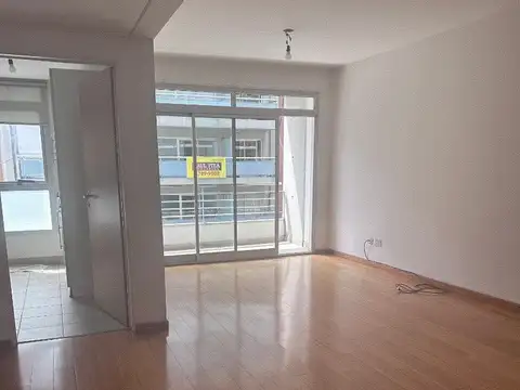 3 amb Frte, 2 baños, Vestidor, Semipiso, air-acond, Cocina muy bien equipada,lav, antig 20 años,