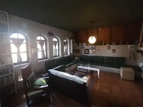 Castelao 702 Esquina Trole