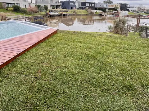 Casa en Venta con 3 cocheras