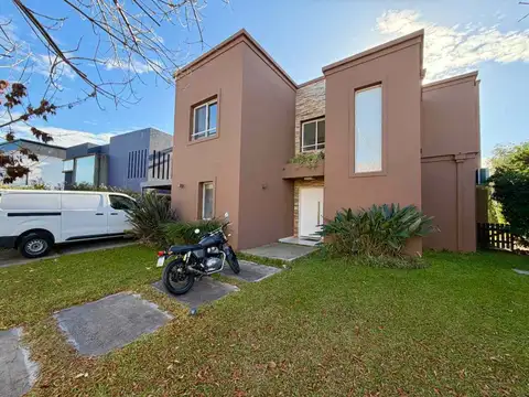 Casa en Venta con 3 cocheras