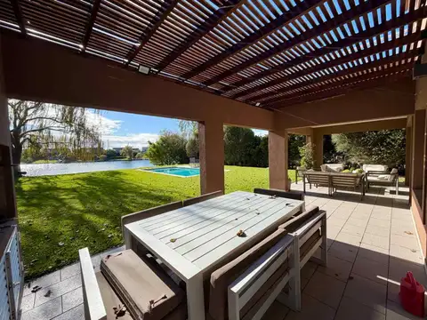 Casa 4 ambientes con 3 baños
