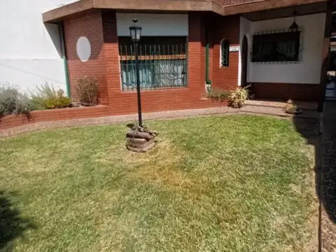 CASA AMPLIA DE 4 AMBIENTES CON PARQUE, PILETA Y QUINCHO