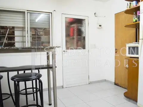 VENTA CASA en BLOCK, con DEPARTAMENTO, JARDÍN, en AVELLANEDA