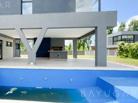 Casa en Venta con 4 cocheras