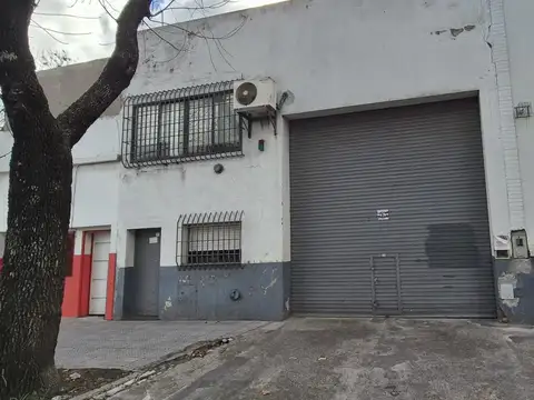 Galpón de 196 m2 totales -  Barracas  - VENTA