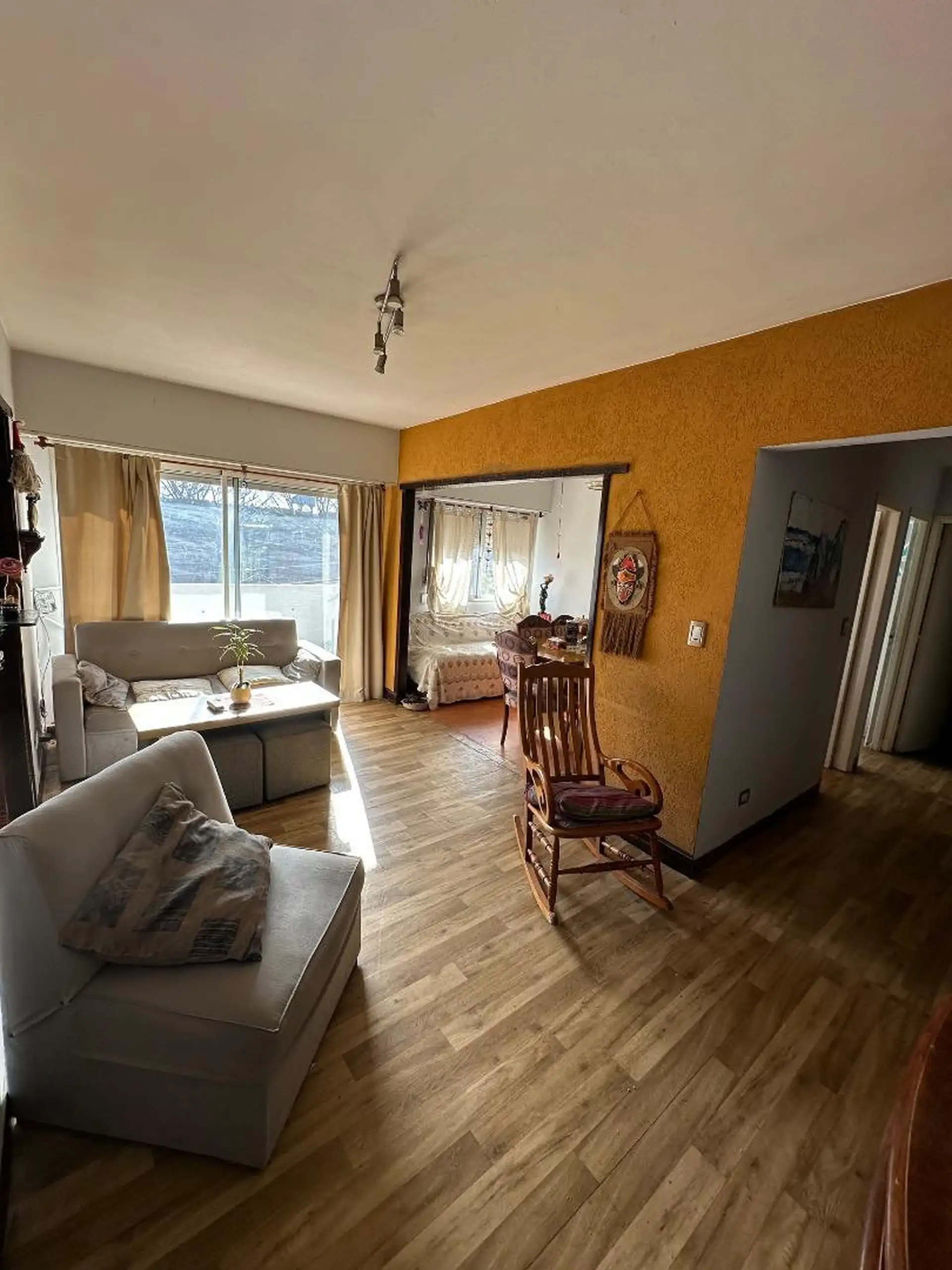 Departamento dos ambientes con cochera zona Alem