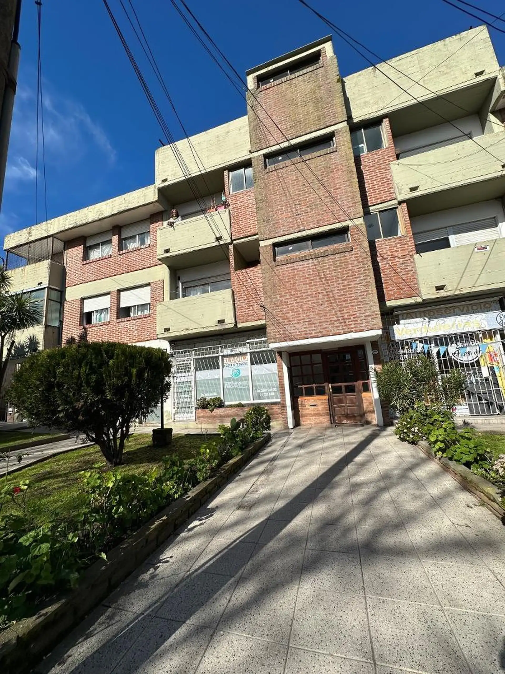 Departamento dos ambientes con cochera zona Alem