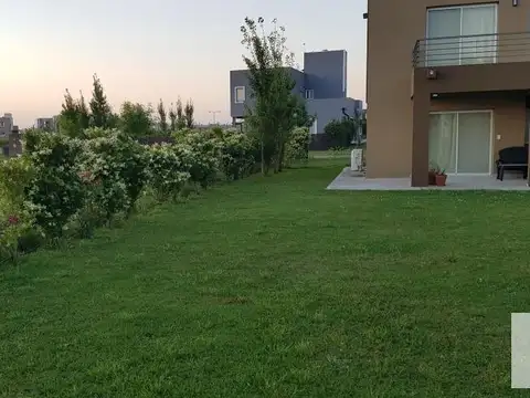 Casa 5 ambientes con 4 baños