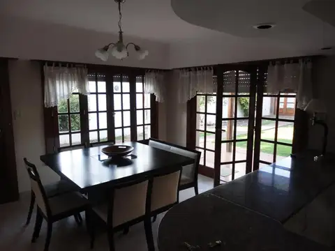 Casa en Venta con 2 cocheras