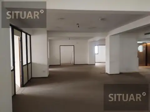 Oficina 9 ambientes con 5 baños