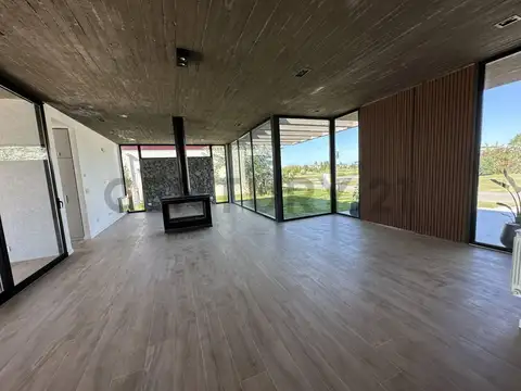 Casa de 4 ambientes y piscina en Barrio Privado Santa Rita