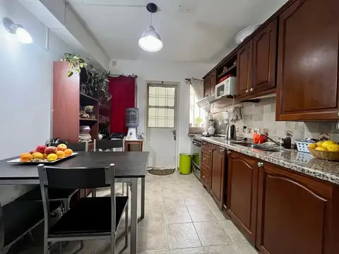 Casa 8 ambientes con 2 baños