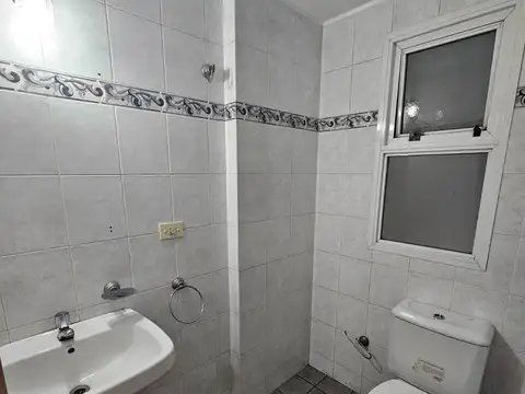 48 y 12 - Oficina con cochera -