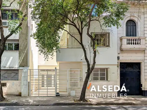 Casa de 3 / 4 dormitorios en centro Rosario a pasos de Bv. Oroño  - Excepcional estado
