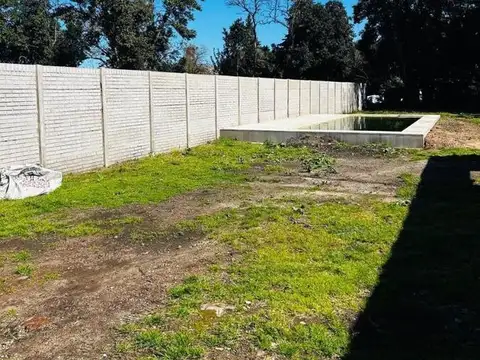 VENTA TERRENO CON PILETA Y EDIFICACION SIN TERMNAR EN RAWSON