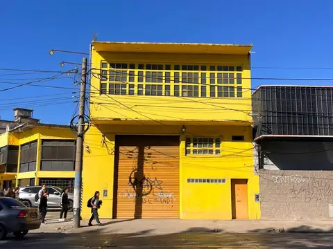 Depósito s/ importante Av. con inmejorable ubicación logística.